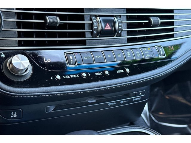 Used 2022 Lexus LS 500 w/ Cold Weather Package (CK) RWD image 20