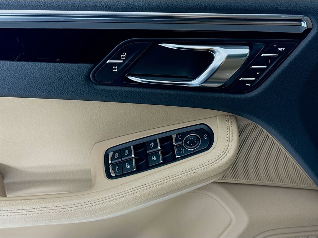 Certified 2025 Porsche Macan image 11