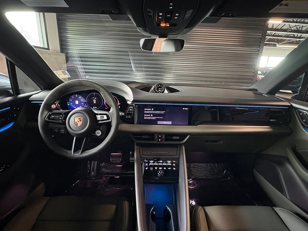 Used 2025 Porsche Macan 4S Electric AWD/4WD image 17