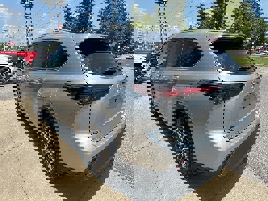 Used 2024 Toyota Highlander XLE image 7