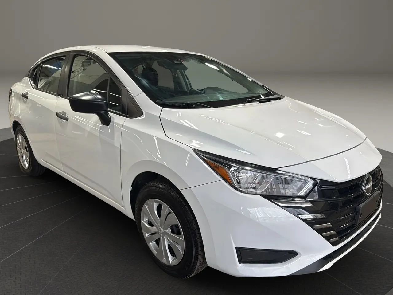 Used 2023 Nissan Versa S image 3