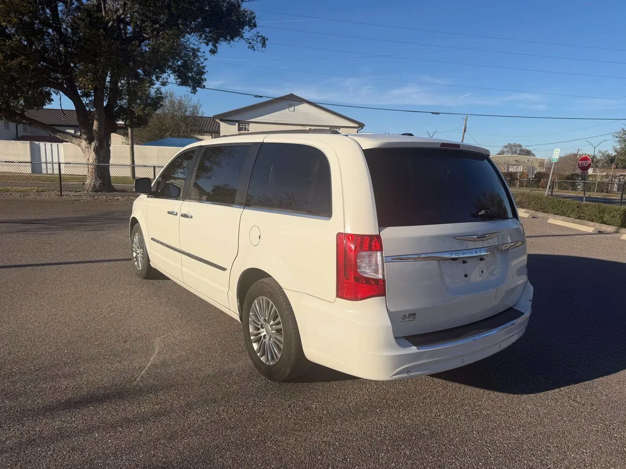 Used 2013 Chrysler Town & Country Touring-L w/ Driver Convenience Group FWD image 8