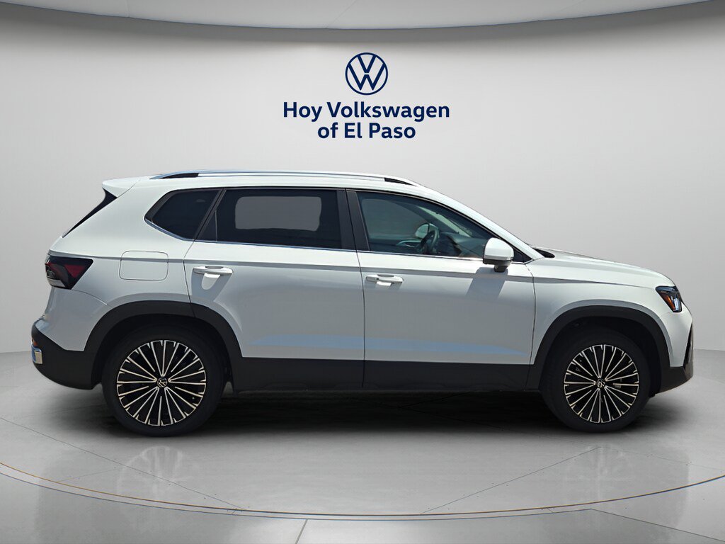New 2026 Volkswagen Taos SE FWD image 2
