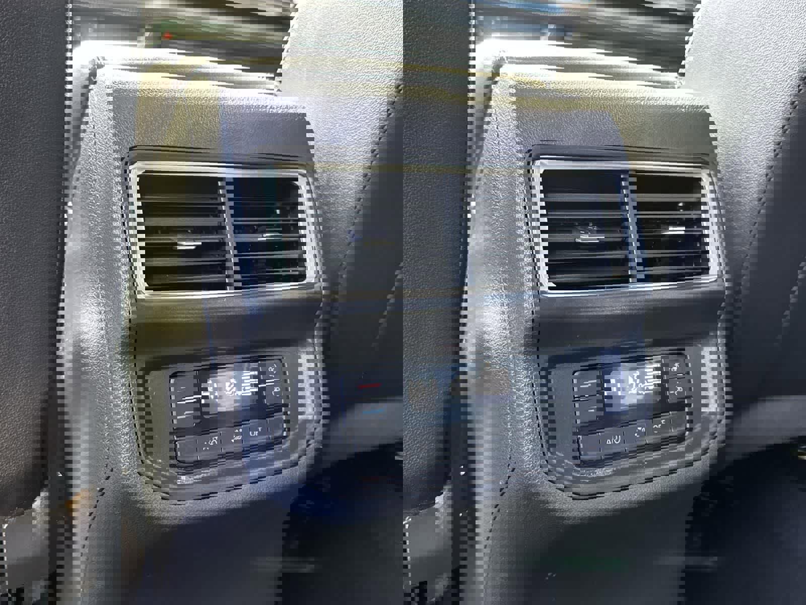 Used 2025 Volkswagen Atlas SE image 34