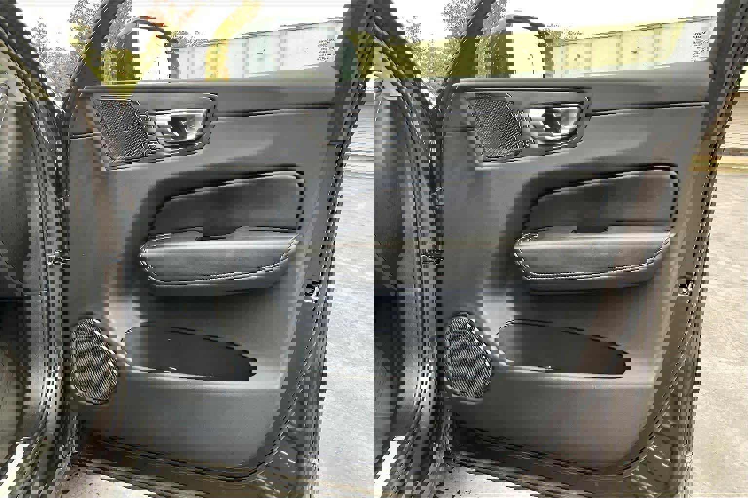 Used 2023 Volvo XC60 T8 Ultimate image 27