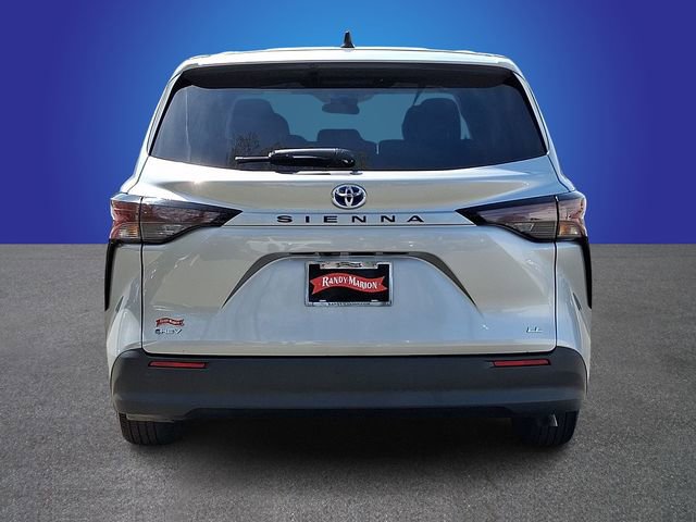 Used 2025 Toyota Sienna LE FWD image 5