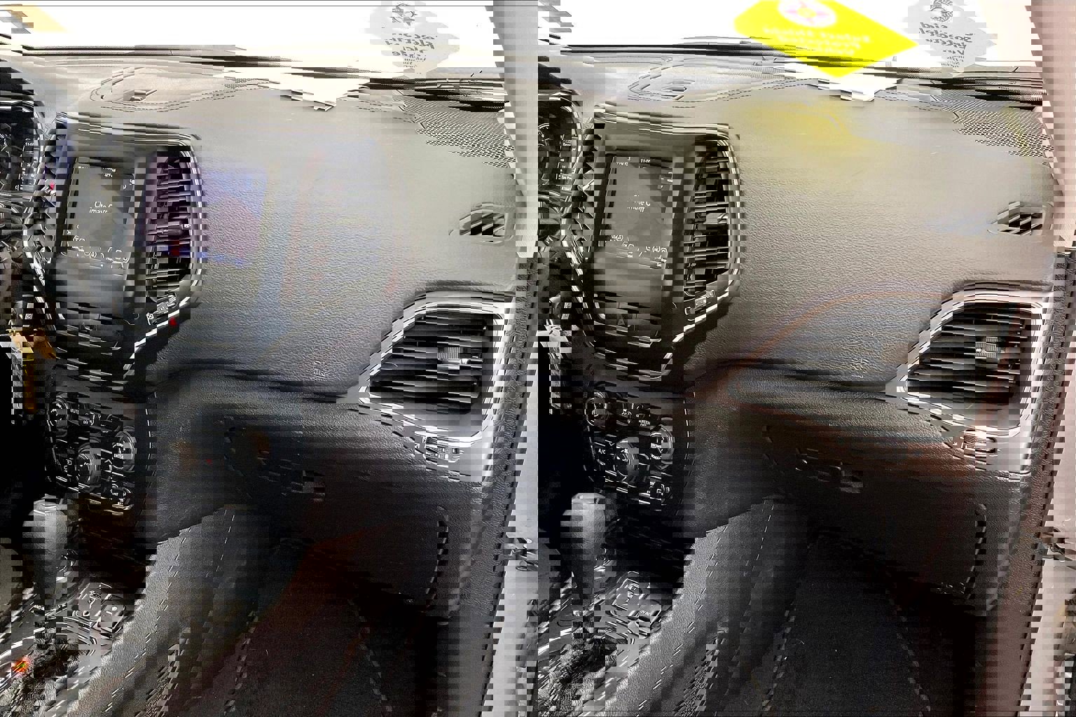 Used 2019 Jeep Cherokee Latitude w/ Popular Appearance Group image 15