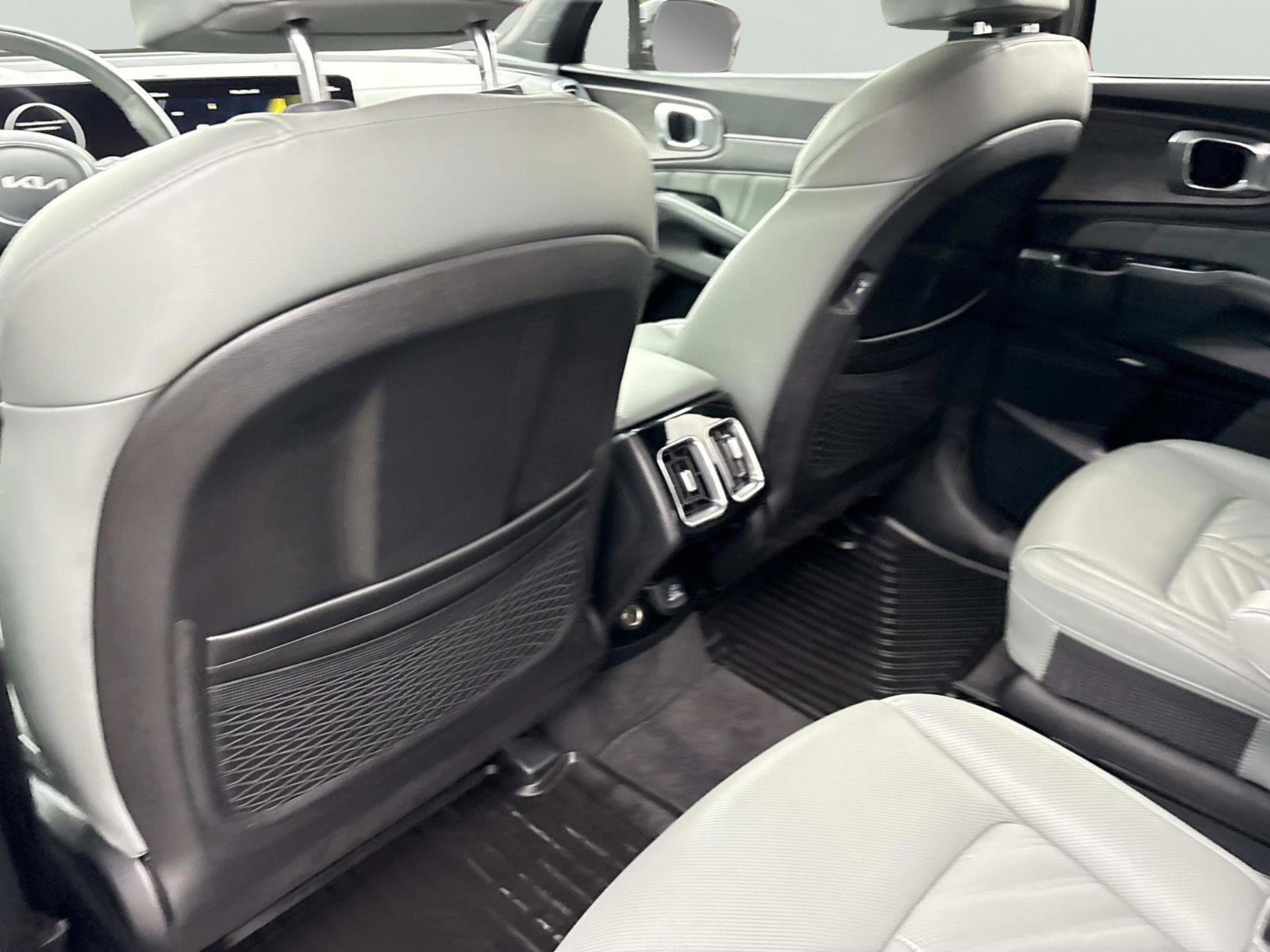 Used 2025 Kia Sorento SX Prestige w/ Sage Leather Package image 13