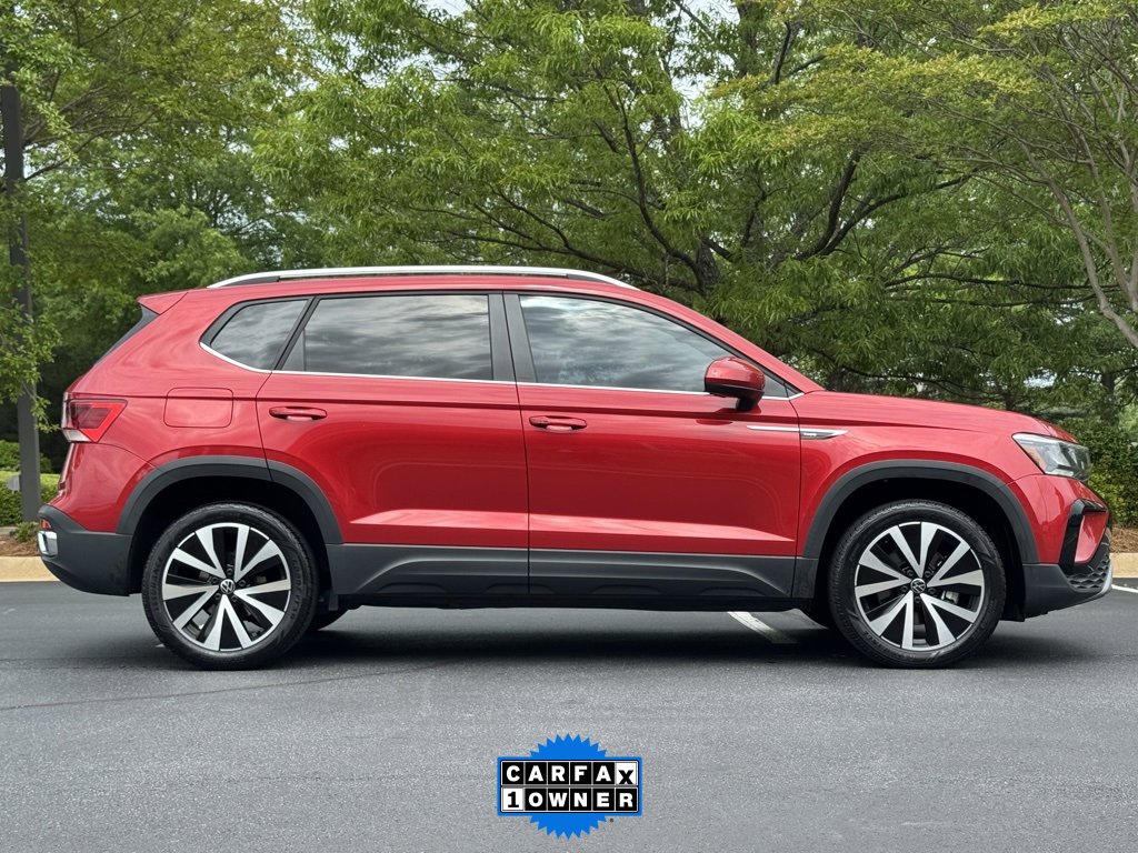 Used 2023 Volkswagen Taos SE w/ Panoramic Sunroof Package image 2