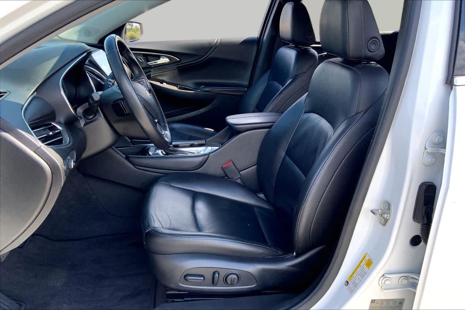 Used 2017 Chevrolet Malibu LT w/ Leather Package FWD image 8
