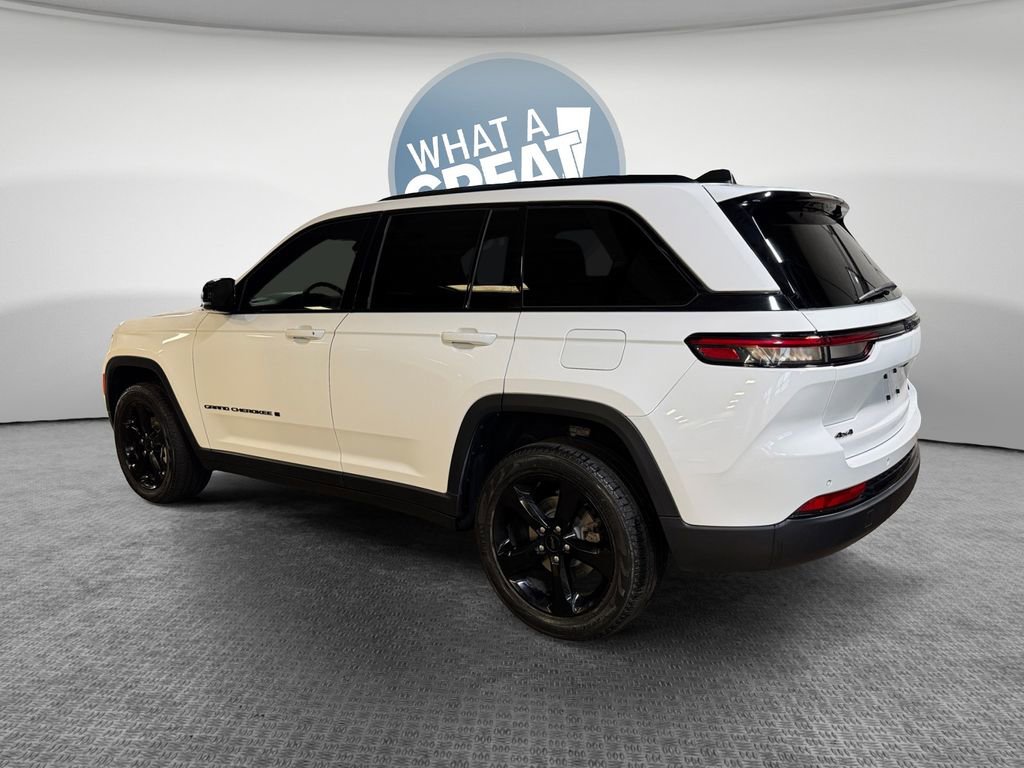 Used 2023 Jeep Grand Cherokee Limited w/ Black Appearance Package image 6