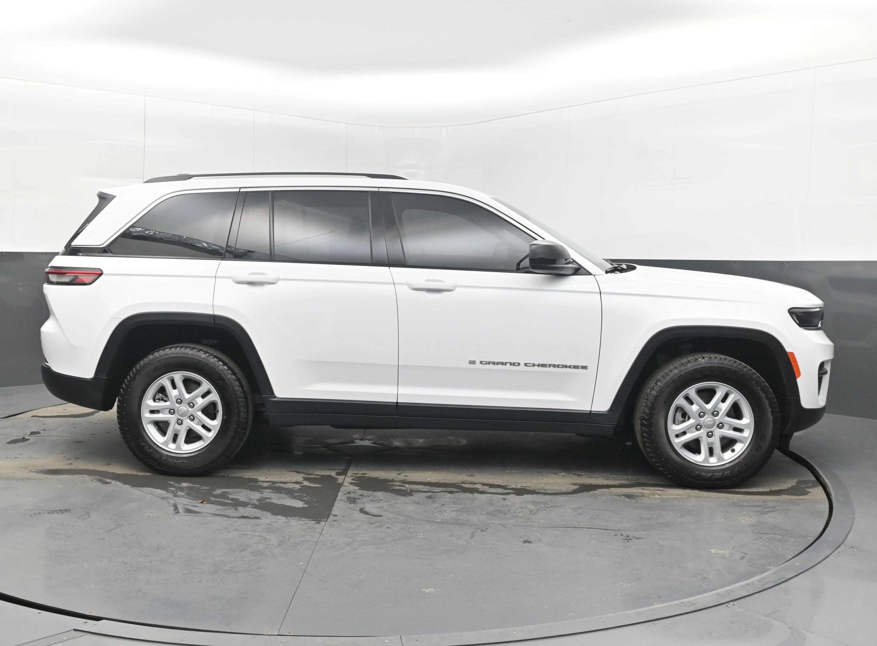 Used 2023 Jeep Grand Cherokee Laredo AWD/4WD image 10