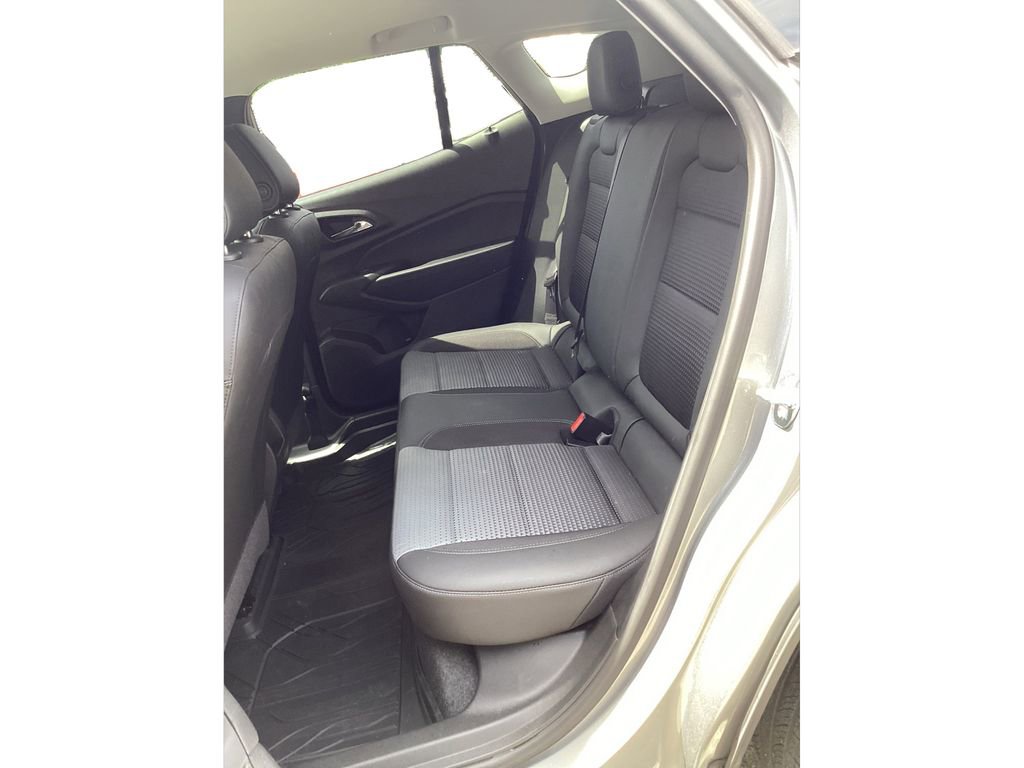 Used 2024 Chevrolet Trax LT w/ Sunroof Package FWD image 13