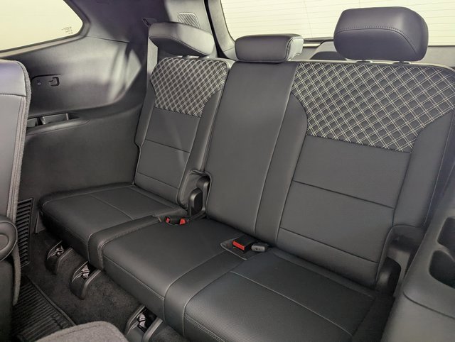 Used 2025 GMC Acadia Denali image 23