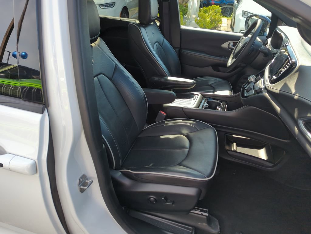 Used 2025 Chrysler Pacifica Limited image 37