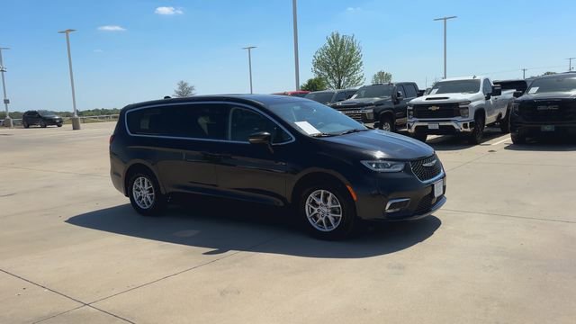 Used 2024 Chrysler Pacifica Touring-L image 2