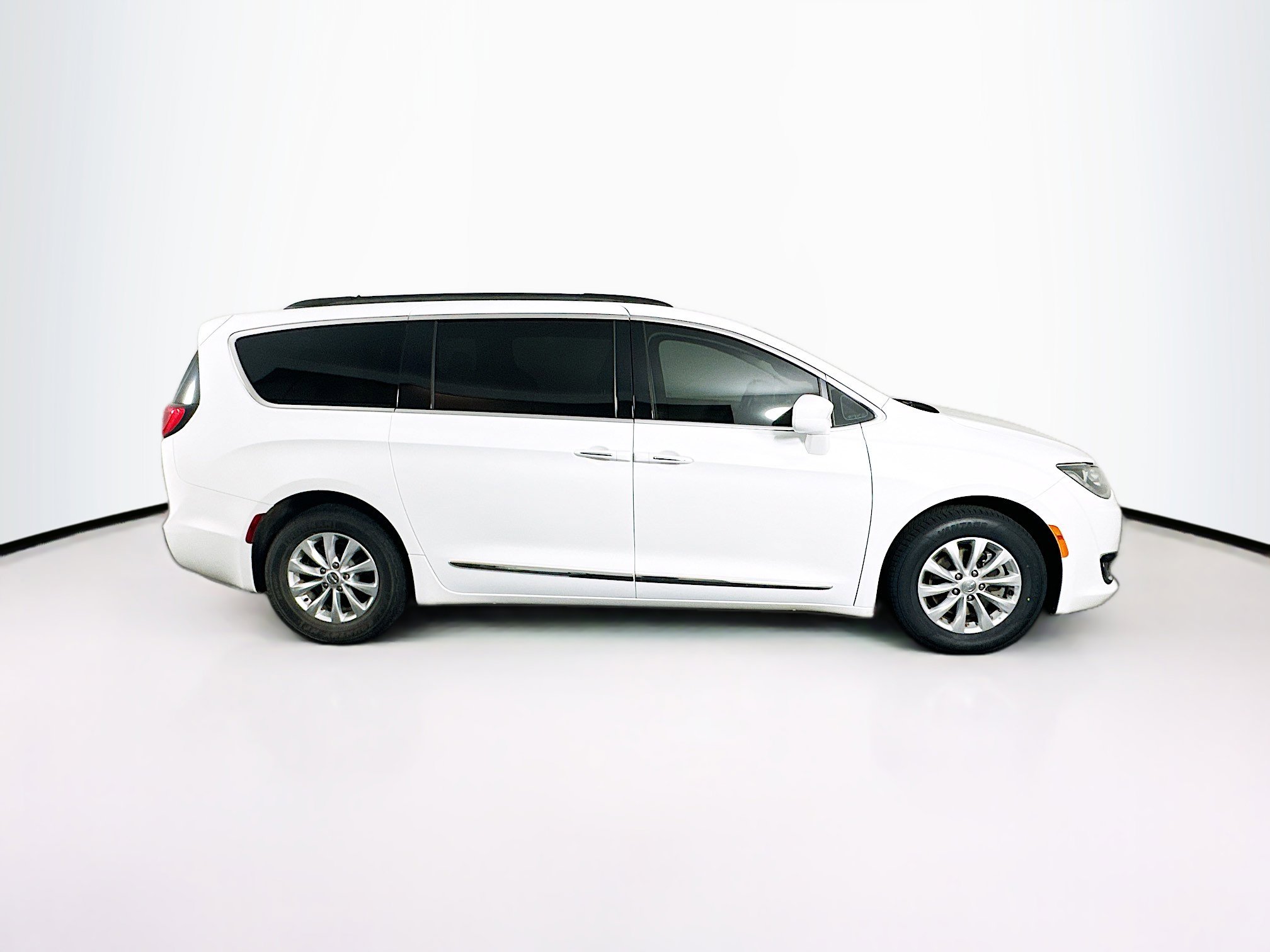 Used 2017 Chrysler Pacifica Touring-L image 10