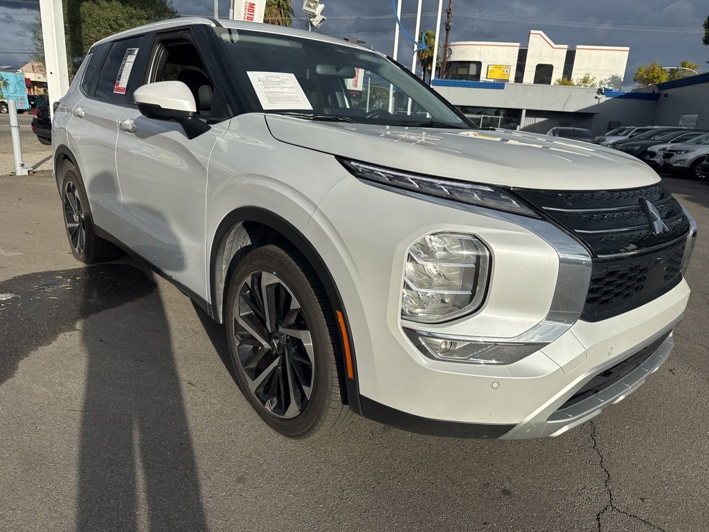 Used 2024 Mitsubishi Outlander SE Black Edition image 1