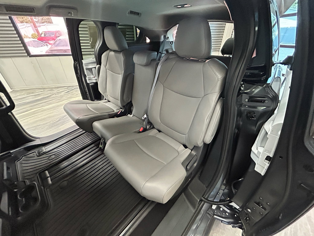 Used 2025 Toyota Sienna XLE FWD image 8