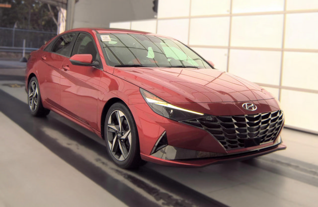 Used 2021 Hyundai Elantra SEL w/ Convenience + Premium Package FWD image 3