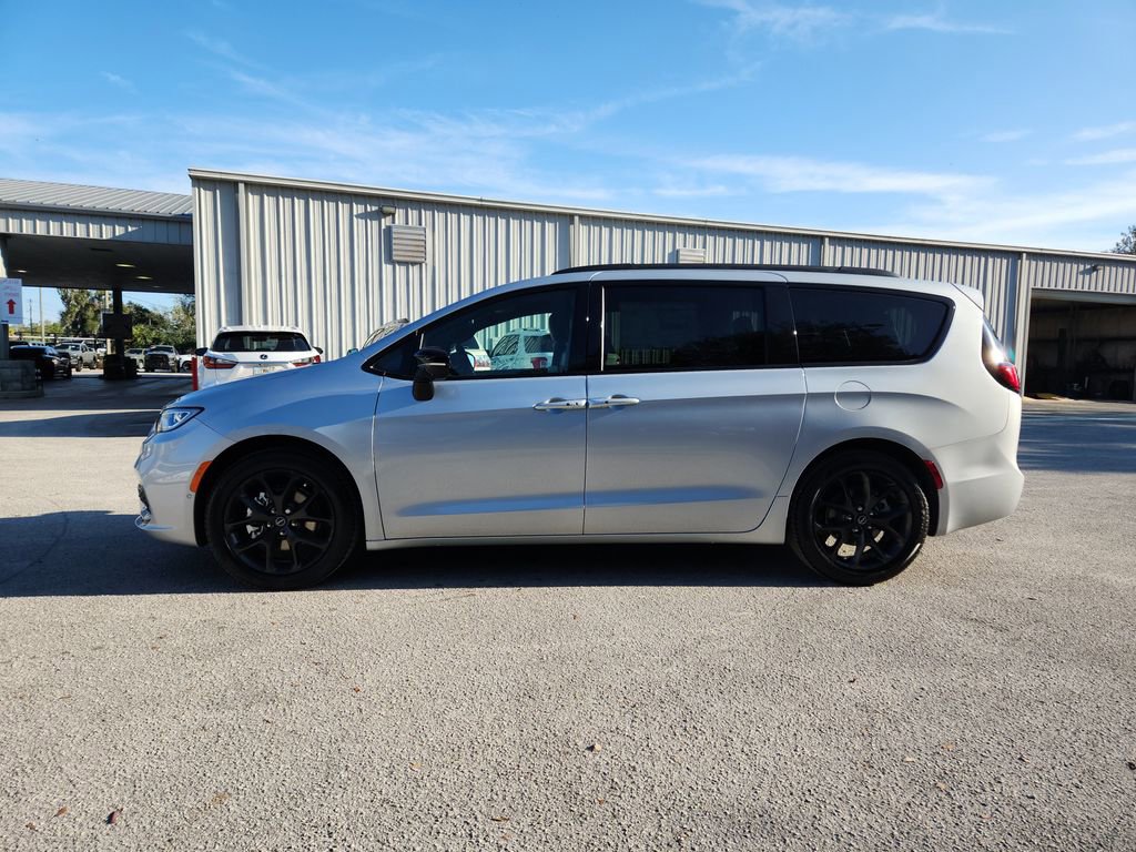 New 2026 Chrysler Pacifica Select w/ S Appearance Package image 6