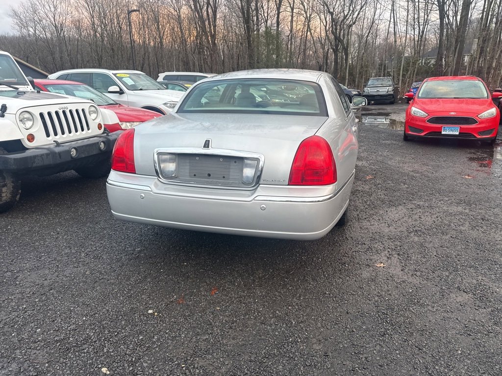 Used 2005 Lincoln Town Car Signature Limited image 13