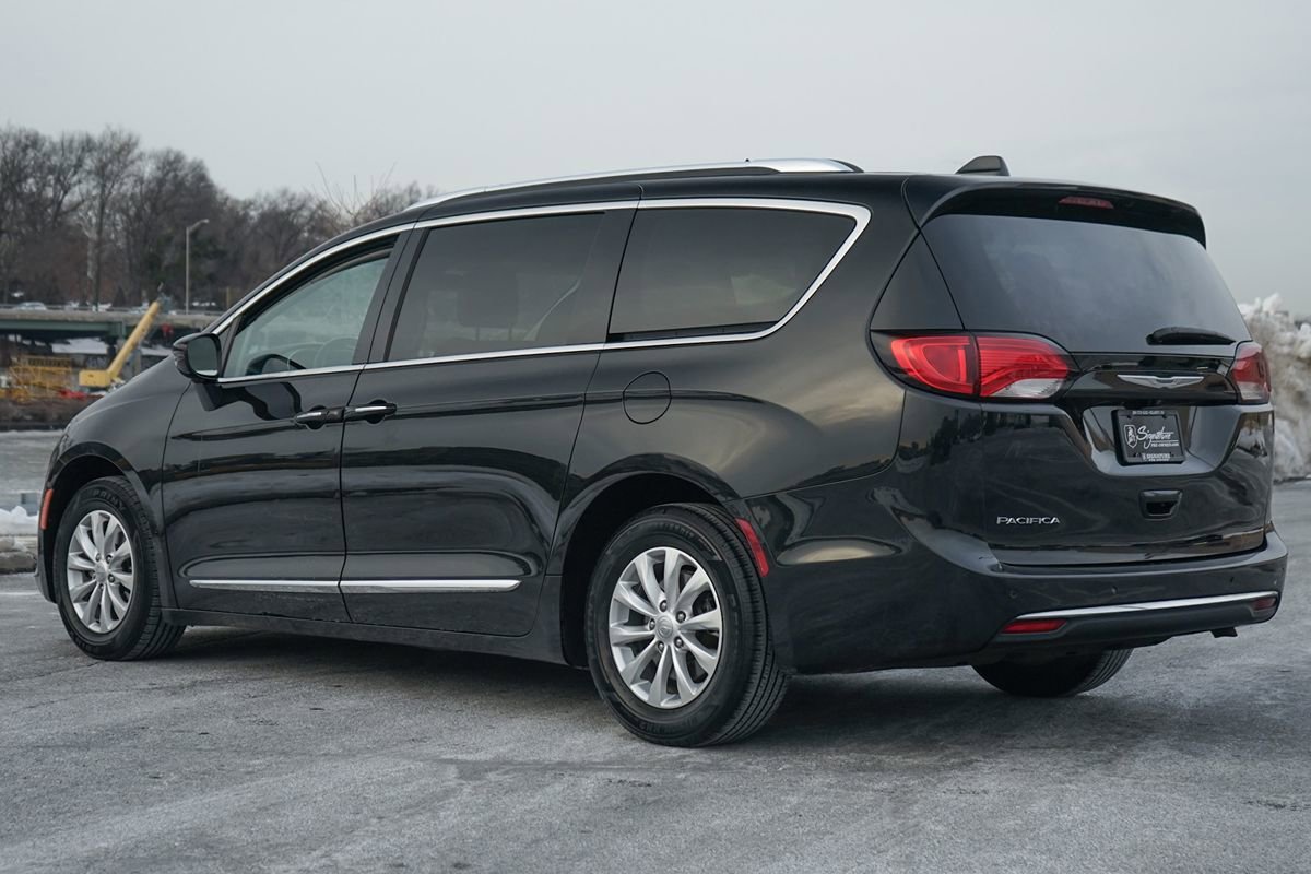 Used 2018 Chrysler Pacifica Touring-L FWD image 3