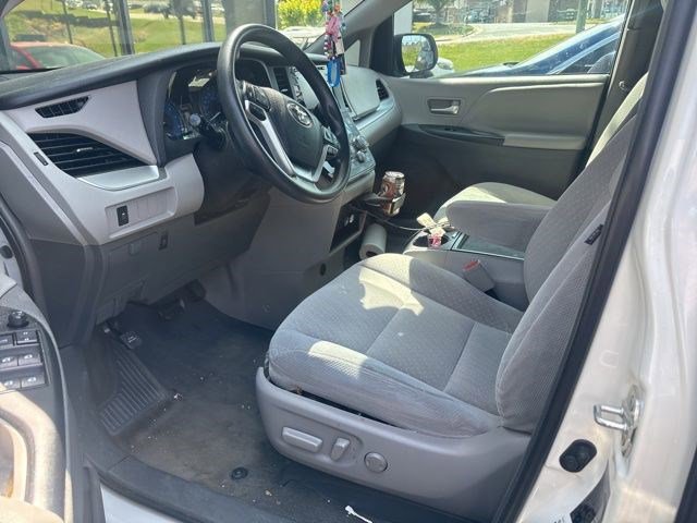 Used 2018 Toyota Sienna LE FWD image 2