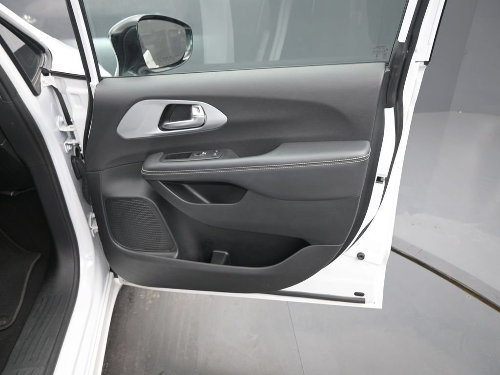 Used 2024 Chrysler Pacifica Limited FWD image 14