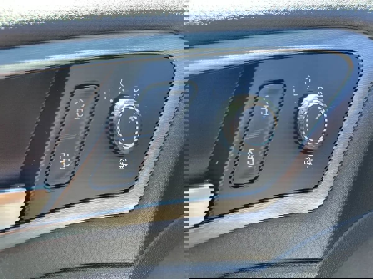 Used 2019 Volkswagen e-Golf SEL Premium image 19