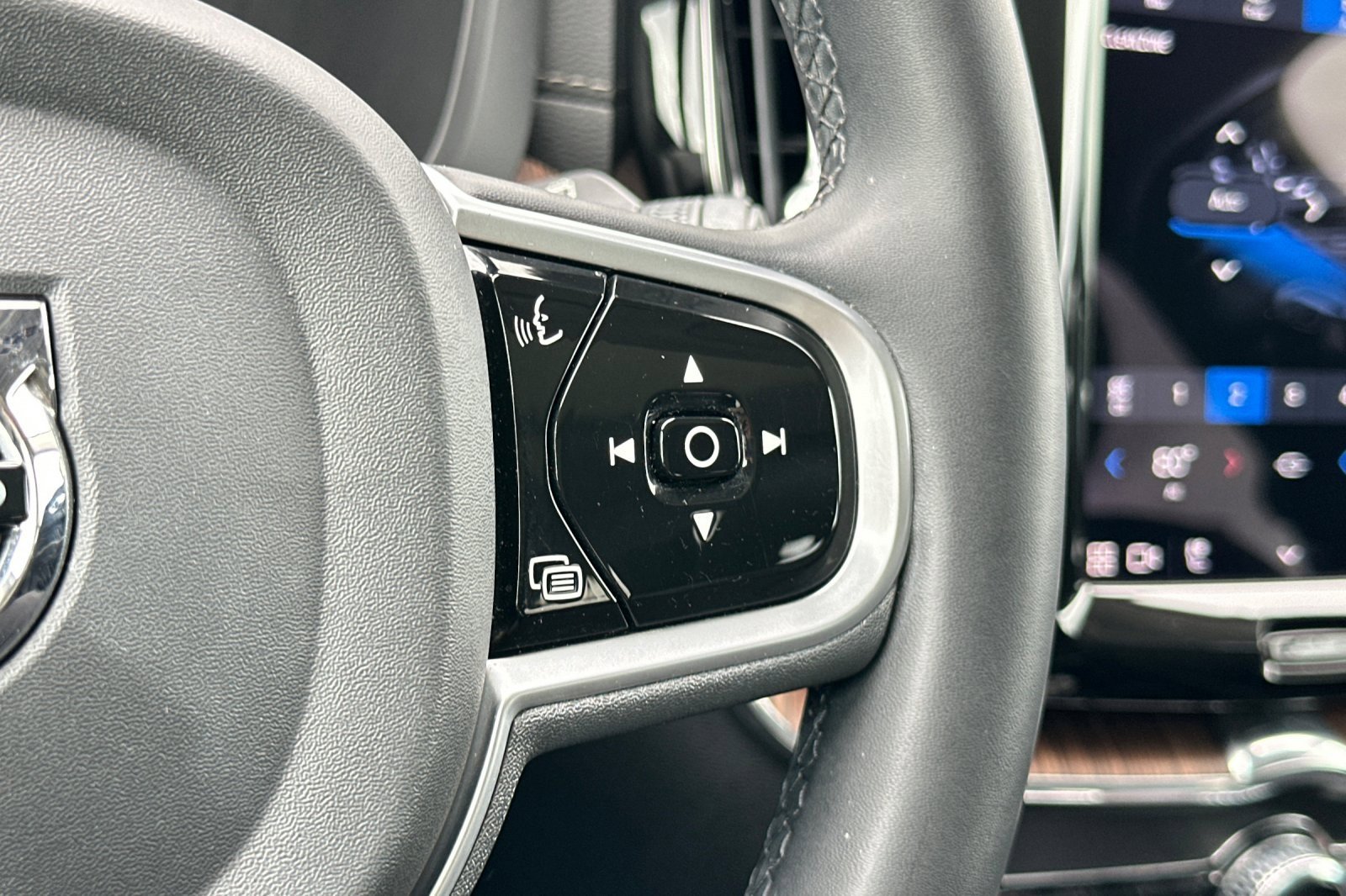 Used 2023 Volvo XC60 B5 Ultimate w/ Climate Package image 29