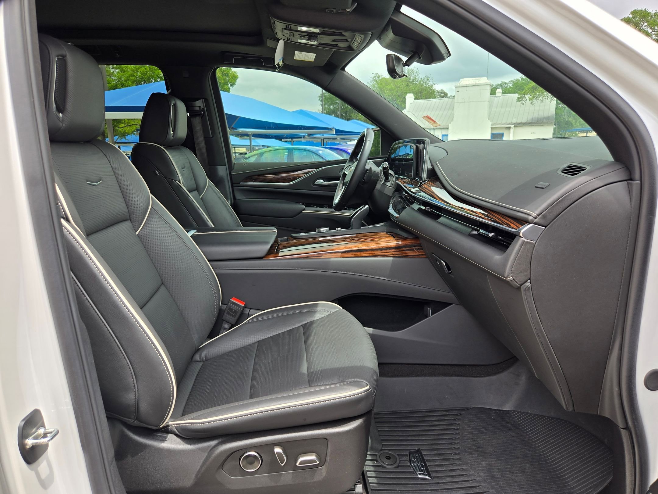 Used 2024 Cadillac Escalade ESV Premium Luxury AWD/4WD image 27