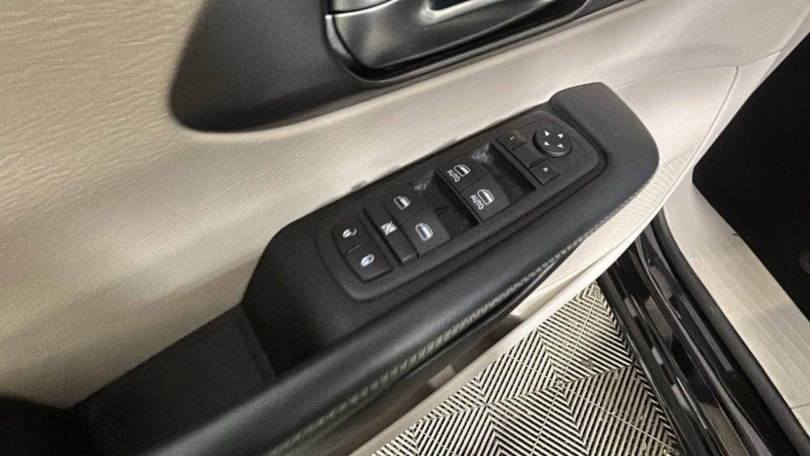 Used 2024 Chrysler Pacifica Touring-L FWD image 12