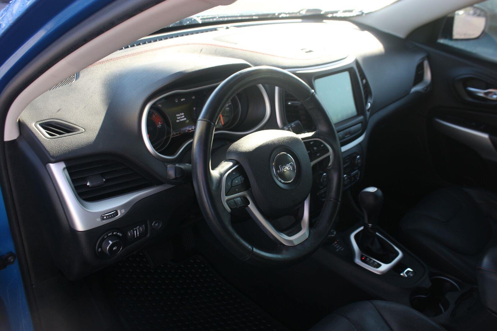 Used 2018 Jeep Cherokee Trailhawk w/ Quick Order Package 27L AWD/4WD image 17