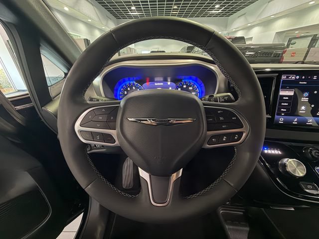 Used 2025 Chrysler Pacifica Select FWD image 17