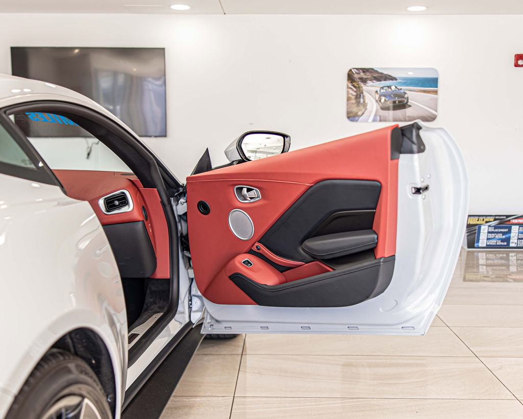 Used 2023 Aston Martin V8 Vantage Coupe image 30