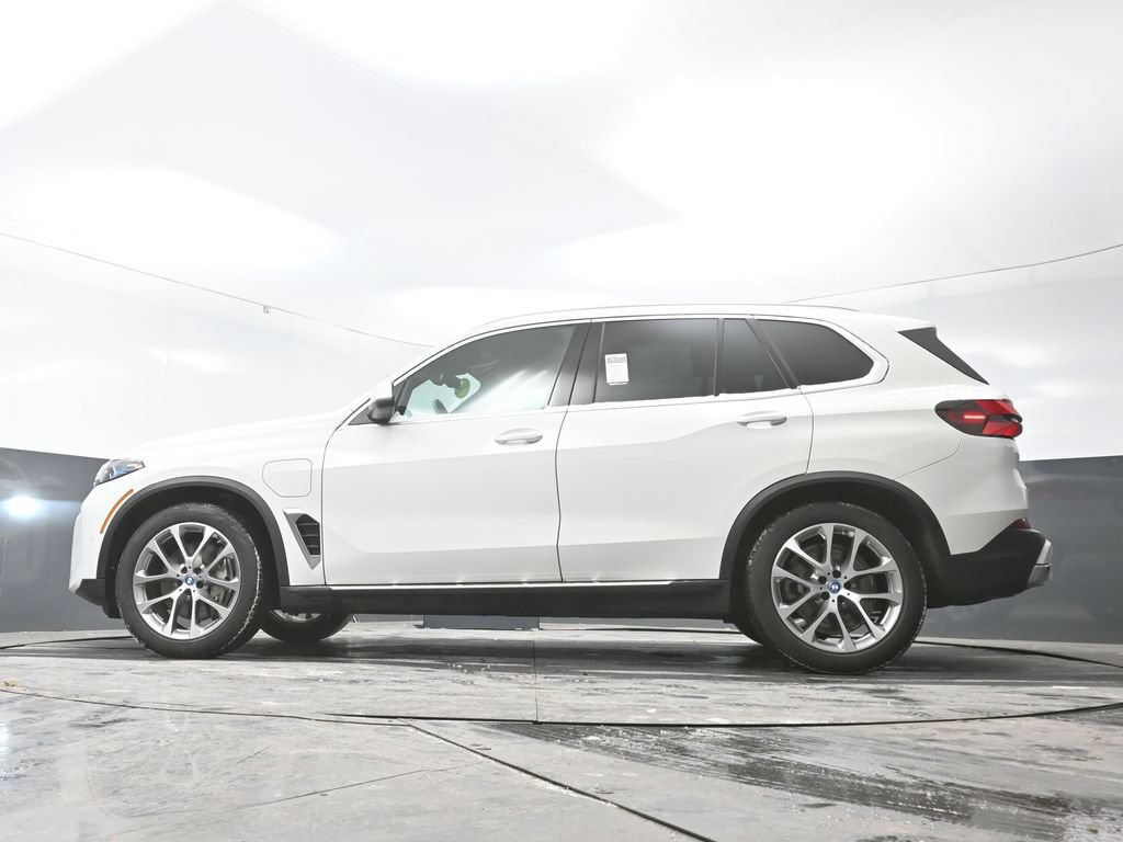 Used 2025 BMW X5 xDrive50e AWD/4WD image 45