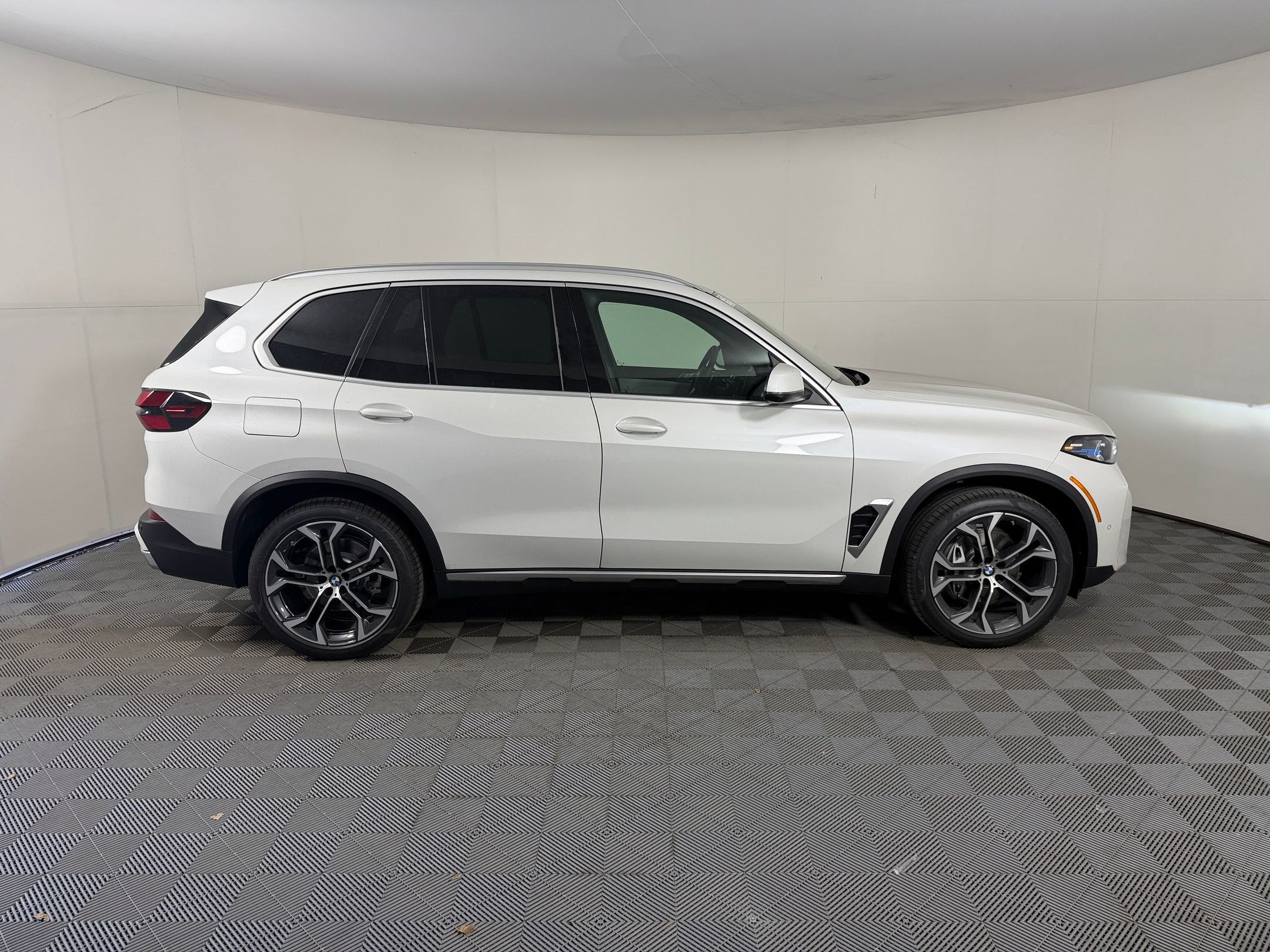 New 2026 BMW X5 sDrive40i w/ Climate Comfort Package RWD image 8
