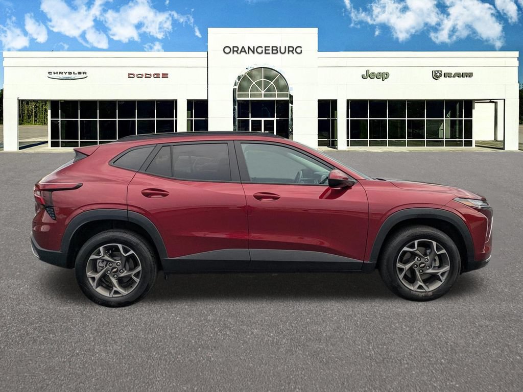 Used 2025 Chevrolet Trax LT FWD image 8