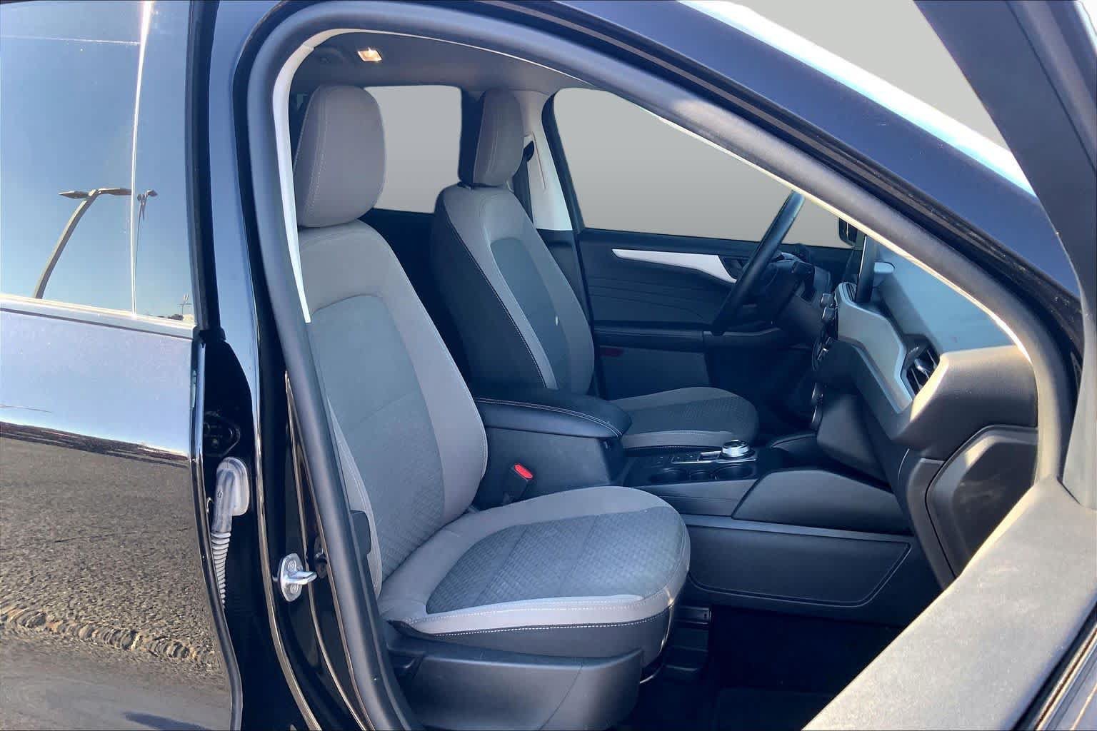 Used 2022 Ford Escape SE w/ SE Sport Appearance Package FWD image 9