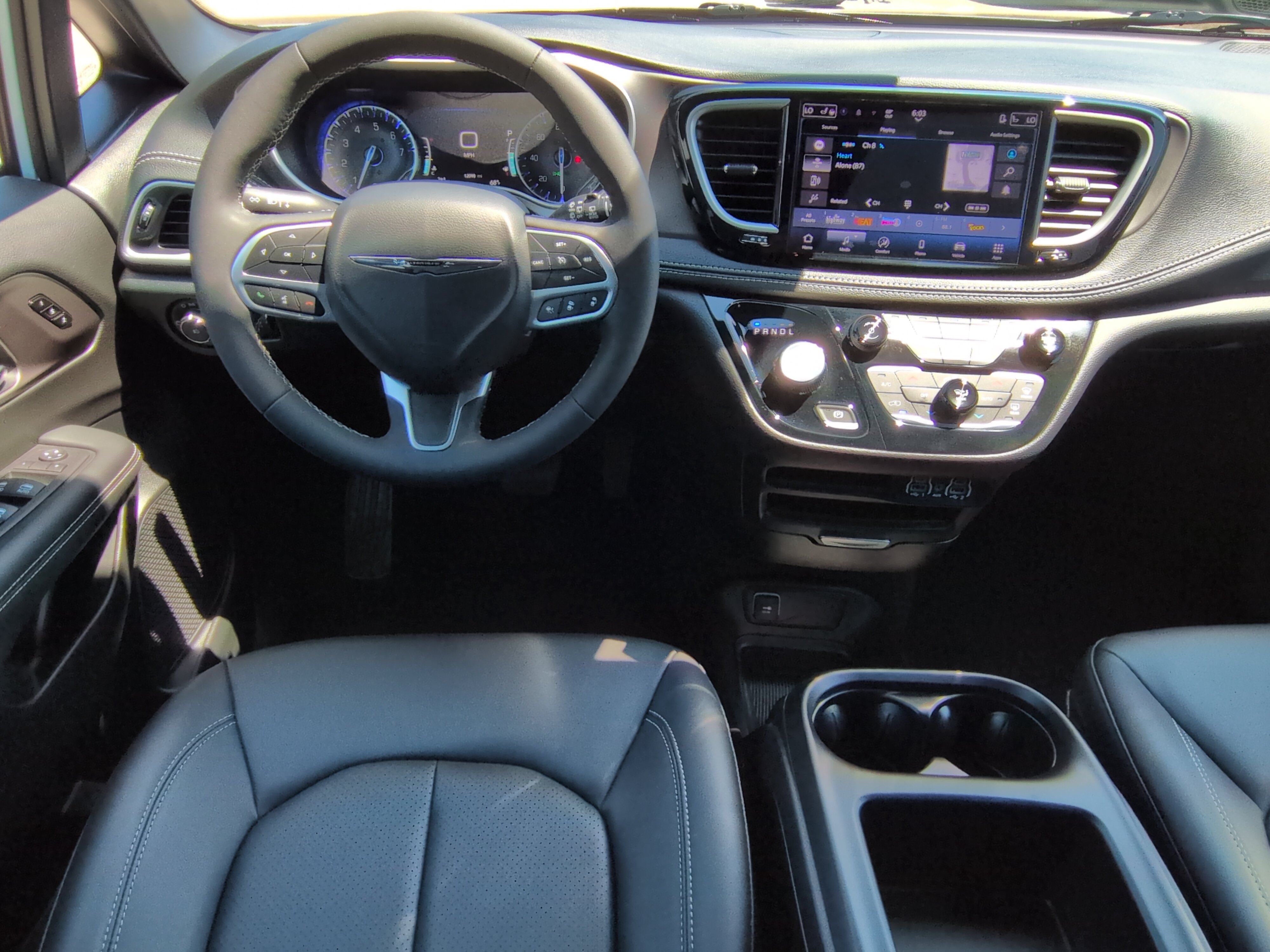 Certified 2025 Chrysler Pacifica Select FWD image 14