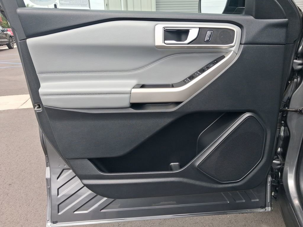 Used 2023 Ford Explorer XLT w/ Equipment Group 202A RWD image 14