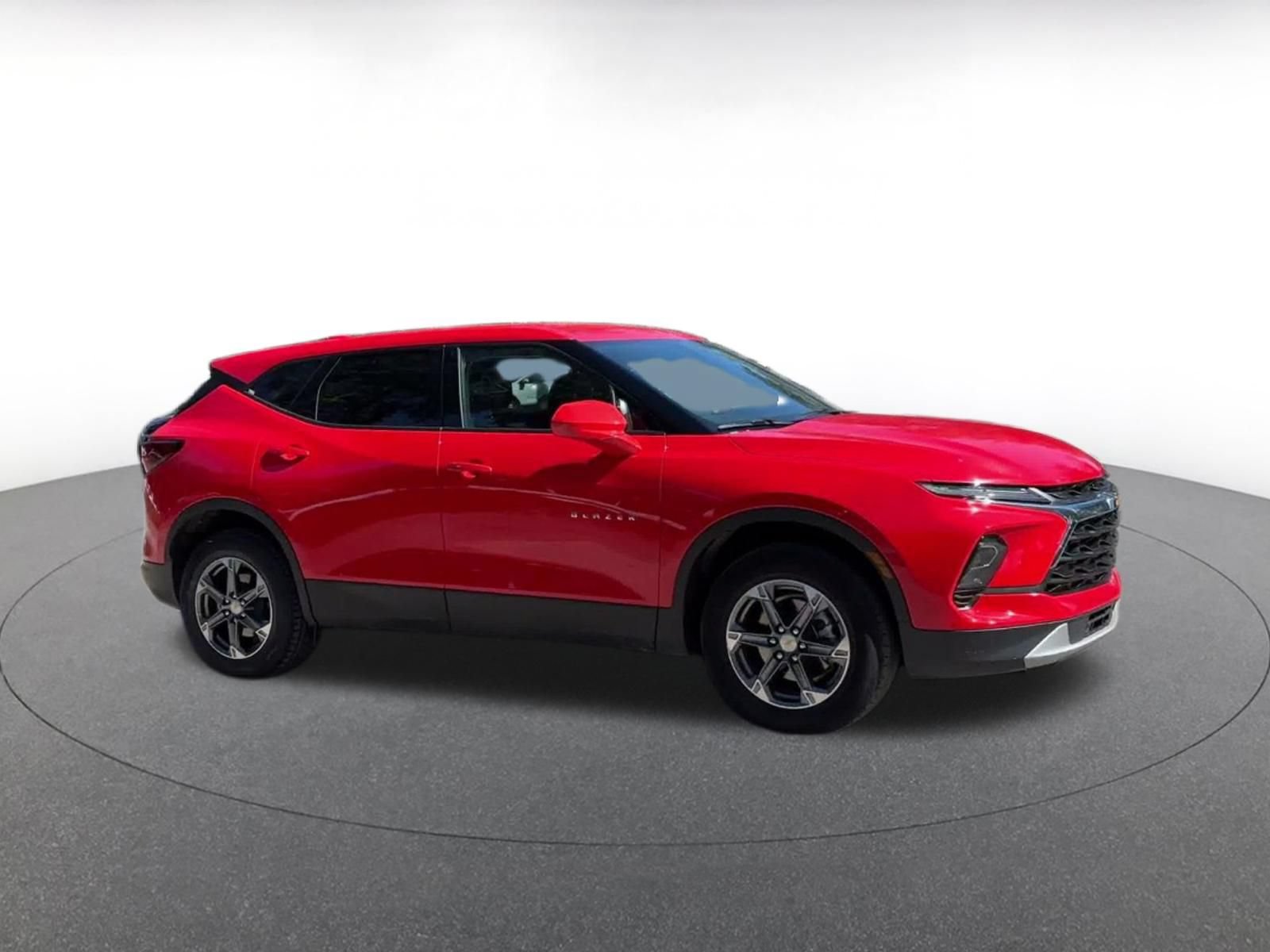 Used 2026 Chevrolet Blazer LT FWD image 2