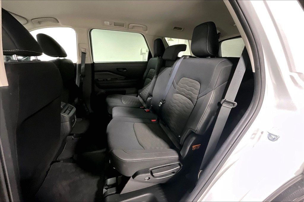 Used 2025 Nissan Pathfinder S FWD image 31