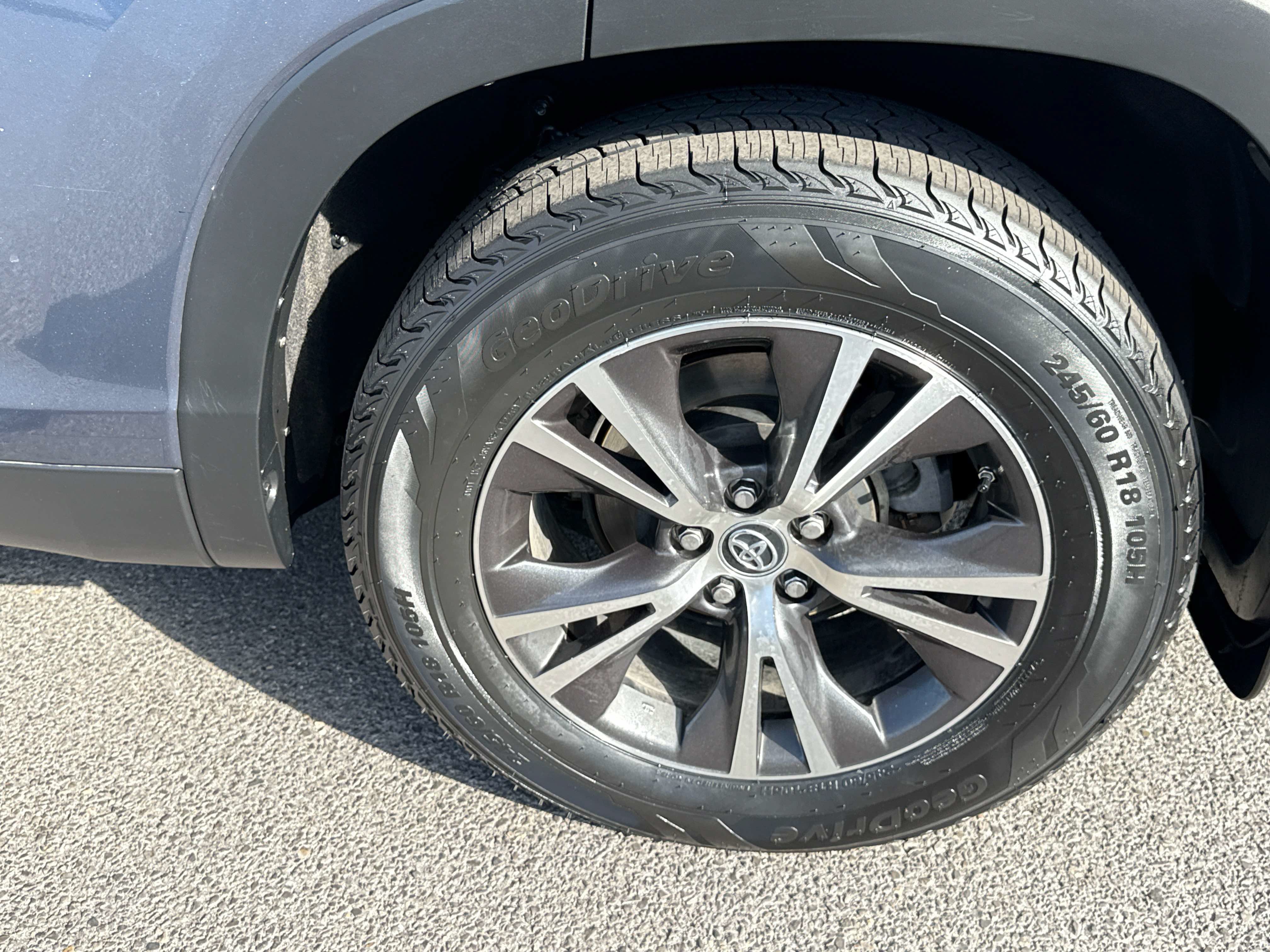 Used 2019 Toyota Highlander Plus AWD/4WD image 7