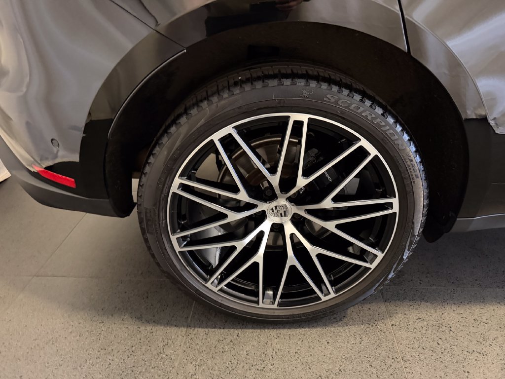 Certified 2024 Porsche Macan AWD/4WD image 12