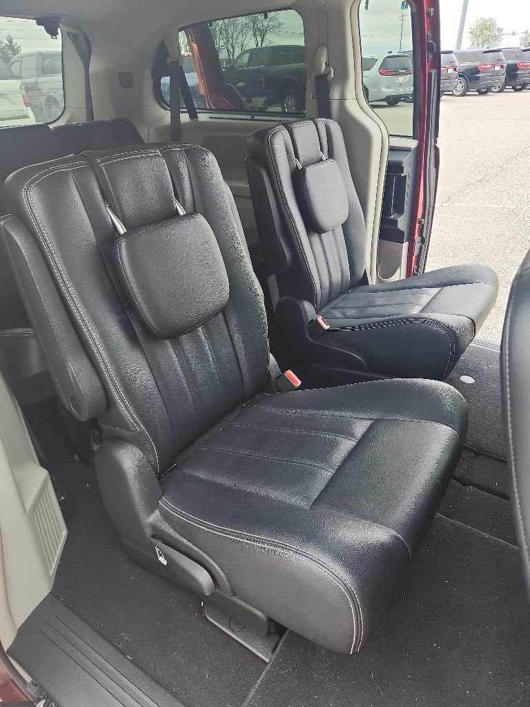Used 2015 Chrysler Town & Country Touring w/ Driver Convenience Group FWD image 5