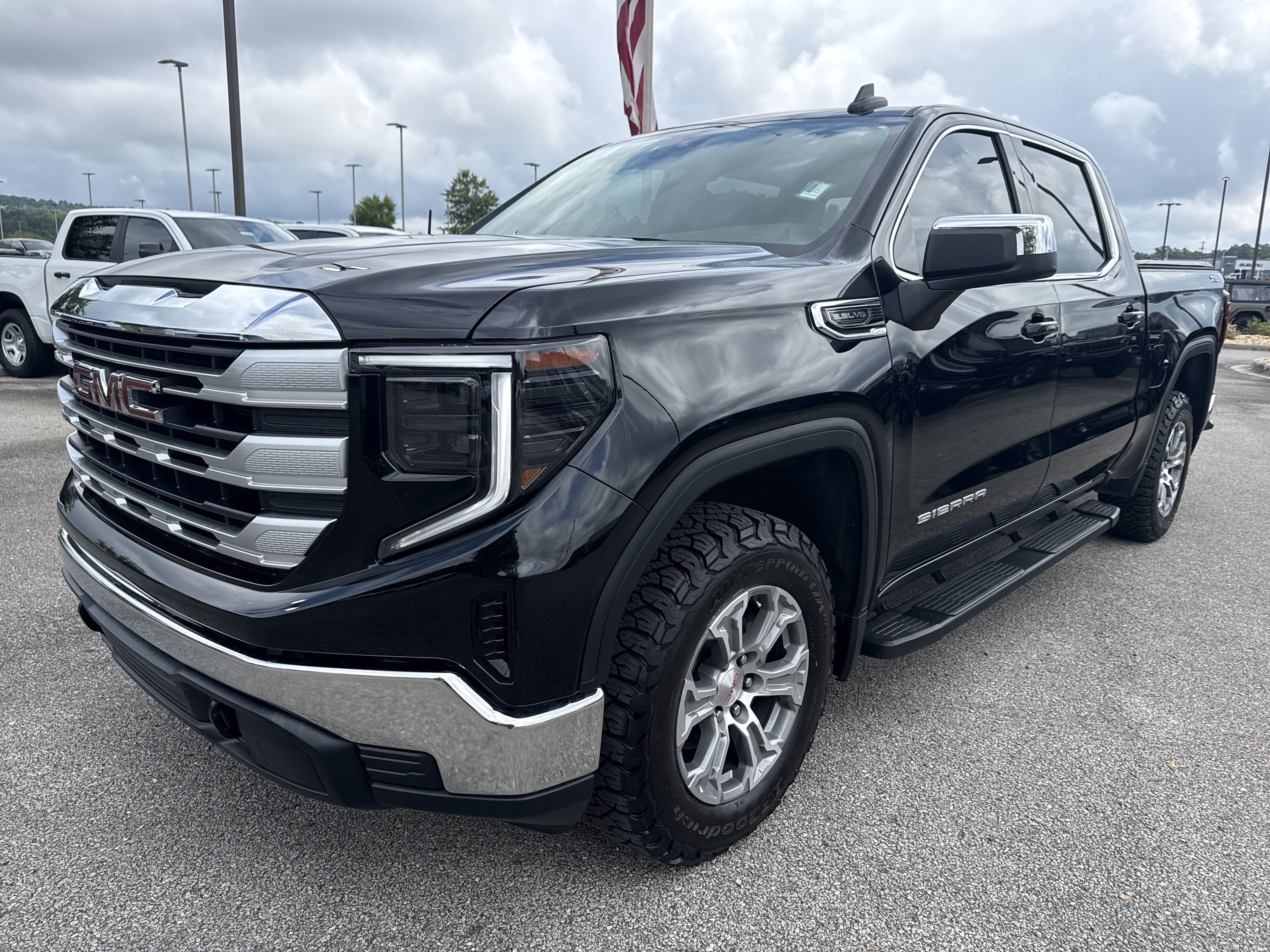 Used 2024 GMC Sierra 1500 SLE w/ X31 Off-Road Package AWD/4WD image 3