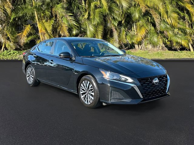 Used 2024 Nissan Altima 2.5 SV image 2