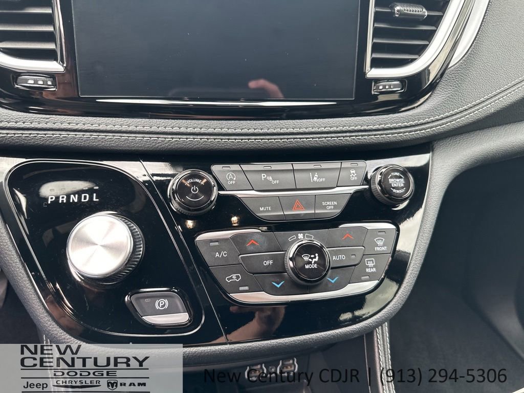 Used 2025 Chrysler Pacifica Limited FWD image 36